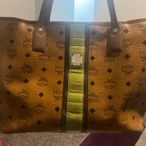 AUTHENTIC , LIKE NEW CONDITION MCM tote